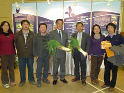 陳武雄主委(左四)與本場黃鵬場長(右三)及本場健康管理研究同仁共同攜手保障國人健康，創造優質生產環境