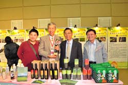 牧蟲園創辦人楊世卿(左二)、花東負責人楊岳霖(左一)本場黃鵬場長(右二)及作物環境課楊大吉場長(右一)和農場有機農產品合影