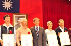 本場場長黃鵬(左二)於宜蘭縣農會農民節與績優農民合影