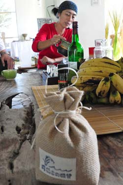 舒米‧如妮從疏通舊有水圳開始，復耕部落稻田，並找回阿美族傳統三生共榮的生活模式，實現海稻米的願望