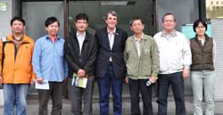 Dr. Russ Stephenson(中)與本場場長黃鵬(右三)及研究人員合影 