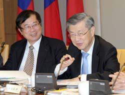 行政院長陳冲(右)視察農委會，由主委陳保基(左)親自簡報