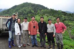 曾永和(左一)、牧蟲園江德振場長(右二)以及玉里鎮果樹產銷班第五班潘哲雄農友(右一)與本場研究人員合影