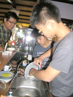 本場稻作研究人員林泰佑教導學生們實地學習煮飯，並品嚐好吃米飯的滋味