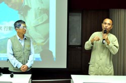 本場場長黃鵬(左)與南澳自然田負責人陳昌江(右)就農場現況進行對談