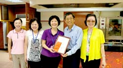 黃鵬場長(右二)頒發冠軍獎狀予員山鄉農會代表隊