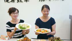 本場范美玲副場長(右)與園藝研究人員蔡月夏(左)發表本場研發之食用百合栽培技術