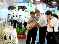 本場向陳保基主委(右四)說明有機團隊目前已發展農業病蟲害防治技術(圖片提供農委會科技處)