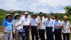 本場黃鵬場長(右三)與水保局黃明耀局長(左四)農糧署東區分署王長瑩分局長(右四)水利會溫芳榮會長(左三)陳淑媛分局長(左一)以及瑞穗鄉農會魏清河總幹事(右二)探訪奇美部落