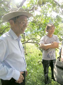 本場黃鵬場長(左)期盼轄區文旦好吃又健康