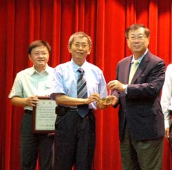 農委會陳保基主委(右)肯定本場黃鵬場長(中)及同仁之努力