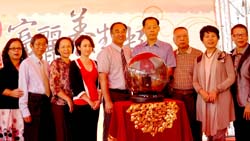 本場黃鵬場長(左二)以及富里鄉農會陳榮聰總幹事(左五)等其他貴賓，共同介紹來自花蓮安全健康的富麗養生粥品