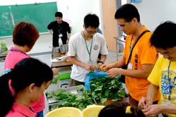 學員了解手中的菜是從何而來、被誰所種，以及親手烹調食用