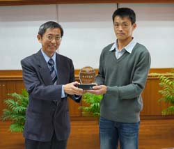 本場黃鵬場長表揚方福在(右)等傑出農民及農會推廣人員