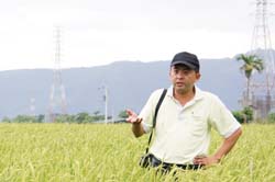 潘股長向廖班長解釋吉野一號種植重點