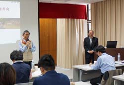 水保局黃明耀局長(右)感謝本場黃鵬場長(左)大力支持農村再生政策