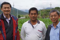 本場黃鵬場長(右)、作物改良課施清田課長(左)與大佃農徐明堂先生(中)合影