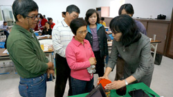 學員與與黃琡雅老師於進行伴手禮相關討論