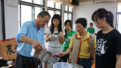 本場協助了解國產大豆生產概況及加工品實際操作