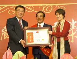 林瑞鵬農友( 中) 榮獲2013年十大神農，陳保基主委( 左) 頒發