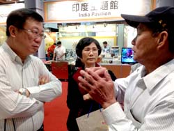 農委會陳保基主委(左圖左一)於會場了解豐耕有機農場農吳展治農友(右一)目前農場現況，其產品並於展場上銷售一空，消費者順帶詢問大豐大富的觀光遊程