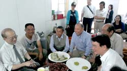 農委會胡興華副主委(右一)與本場黃鵬場長(左三)帶領行政院薛琦政務委員(左一)參觀仁誠有機農場，並聆聽廖中豪農友(左二)解說