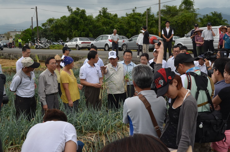 黃鵬場長陪同行政院江院長宜樺( 左三)、農委會陳副主委文德( 左一) 等赴宜蘭災區勘災
