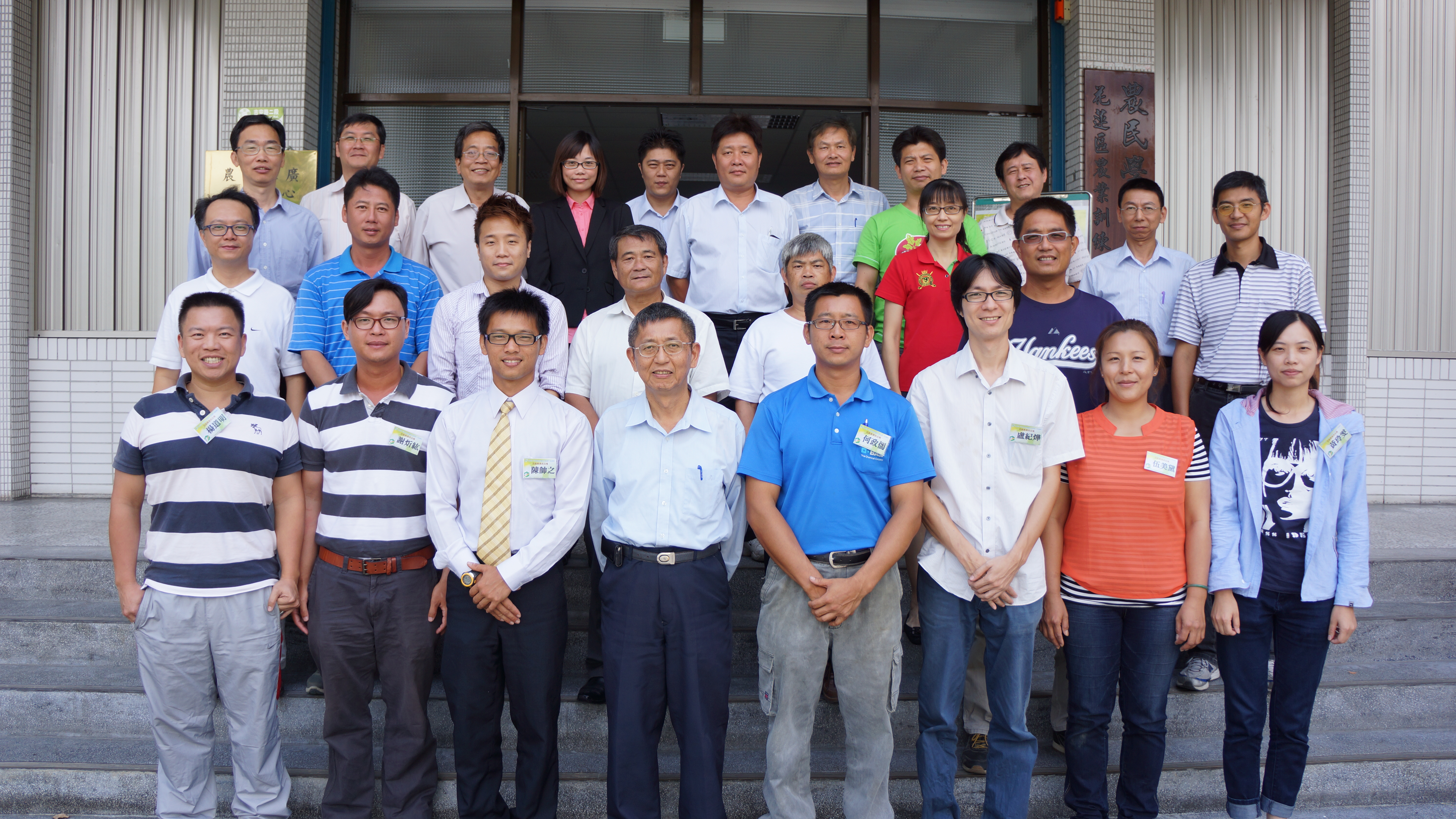 青年農民與輔導團隊合影