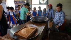 以傳統技術製作米香，學童們了解到好吃的東西往往最天然、簡單