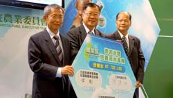 農委會陳保基主委(中)與本場黃鵬場長(左)與廠商進行本場研發之微波流體培養液消毒機簽約儀式