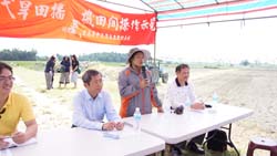 邦查有機農場蘇秀蓮農友(中)，希望有機小麥成為區域性商品