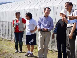 原住民經濟及公共建設處劉維哲副處長(右三)，與本場共同關心部落發展，且原民會將與農委會共同推動原鄉部落有機農產業