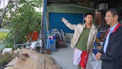 本場黃鵬場長(右)關心宜蘭陳帥之(左)等七位青年農民