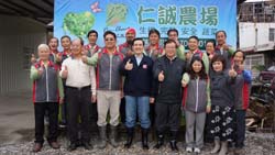馬英九總統(前左四)及陳保基主委(前右四)參訪花蓮縣吉安鄉蔬菜產銷班第23班，力挺花蓮有機農業