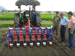 本場研發一貫作業之附掛式旱田播種機，協助農民解決雜糧播種之困難