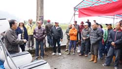 本場介紹雜糧真空播種機，農友多加利用節省人力成本