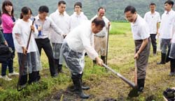 行政院江宜樺院長（右三）鼓勵消費者共同支持有機農業