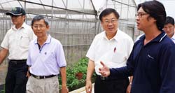 農委會陳保基主委（右二）與本場黃鵬場長（左二）至宜蘭訪視百大青年農民謝炘紘（右），並期勉全國百位青年農民作為領導者，帶動地區農業之轉型與發展