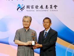 本場榮獲第六屆政府服務品質獎，行政院毛治國副院長(左)於6月24日頒發獎座
