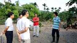 本場經營輔導團隊協同陪伴師廖中豪(右二)，至盧紀燁(右)田區進行輔導訪問