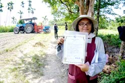 青年農民柯春技自豪的展現自家農園獲得有機驗證通過之證書