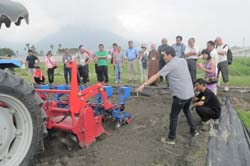 本場向學員介紹場內研發之附掛式旱田直播機，可直播多種雜糧作物，且價格親民，是農友活化休耕地的好幫手