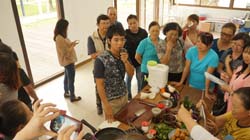 學員熱烈與花蓮好事集洪廷岡料理顧問互動，鼓勵學員享受料理樂趣