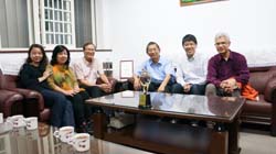 Dr. Heong(左三)至本場交流訪問，與黃鵬場長(右三)等暢談生態服務型農業