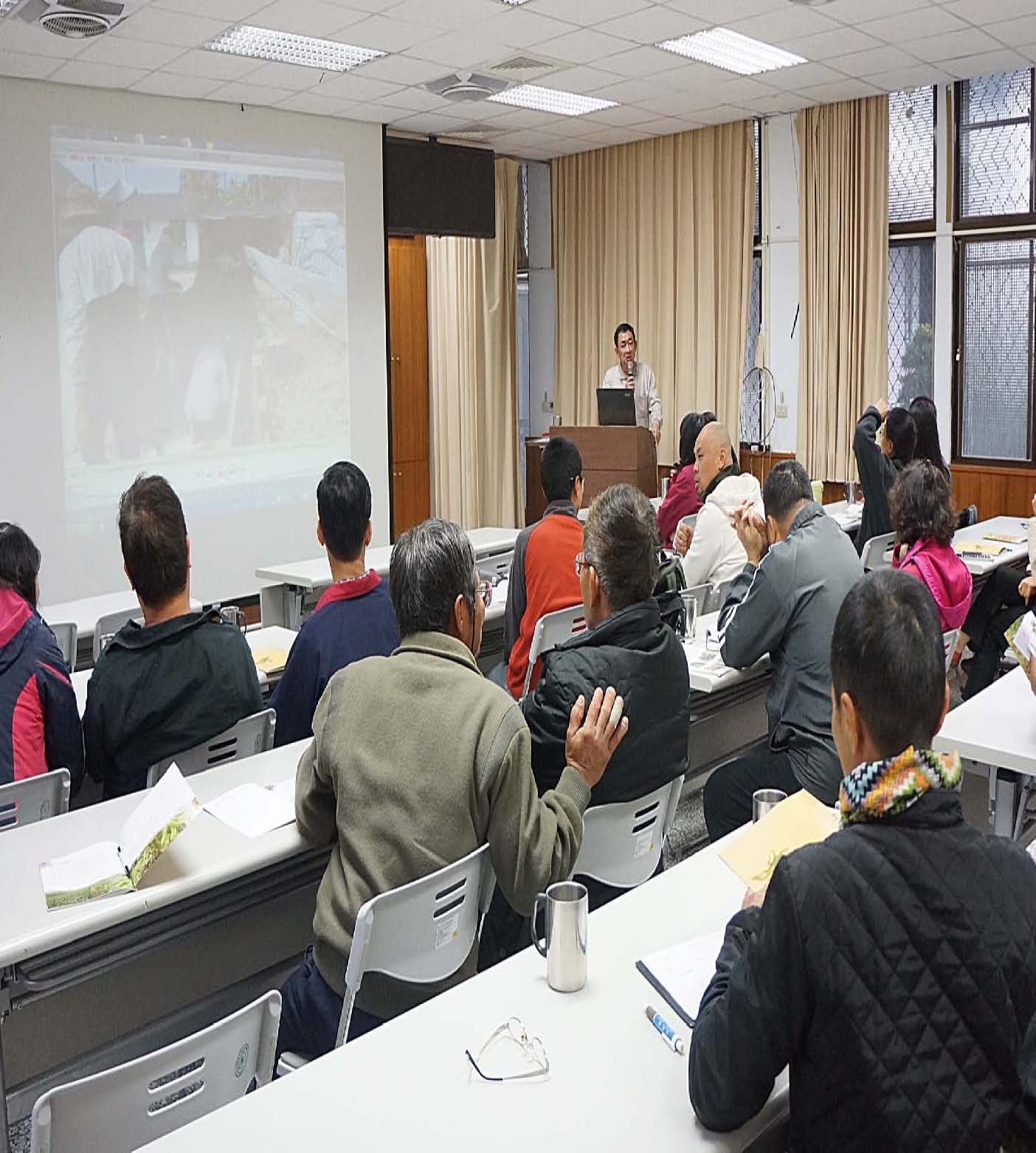 花蓮縣吉安鄉有機果樹產銷班第三班，與其他有機農友一同參與有機大豆栽培技術研習