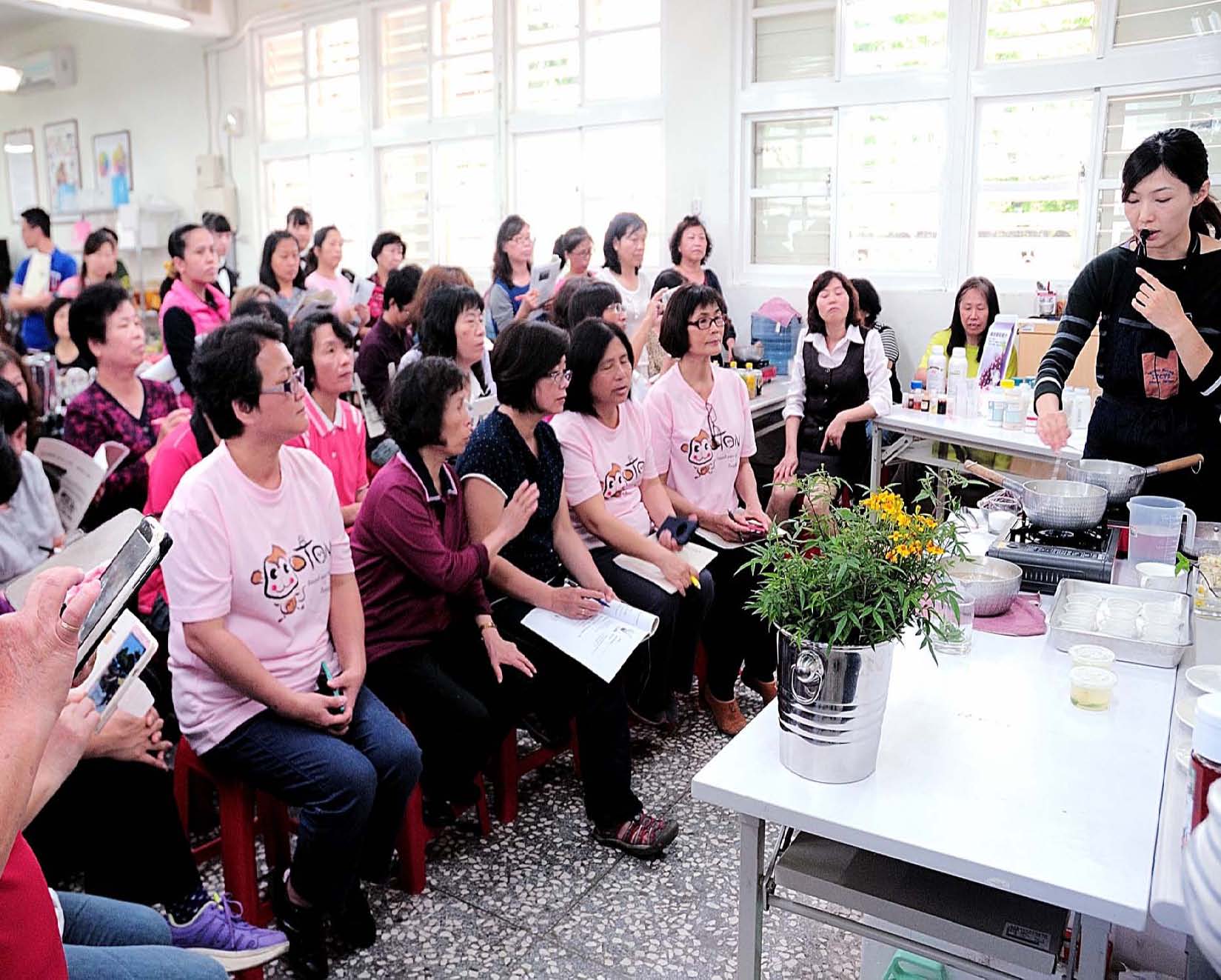 講師以在地有機農產品，進行料理示範