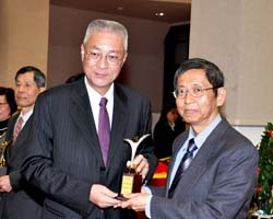 吳敦義院長頒金馨獎予本場黃鵬場長 吳敦義院長頒金馨獎予本場黃鵬場長