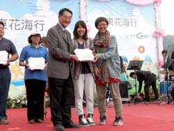 陳主委蒞臨花蓮縣富里鄉舉行花海開幕儀式，並表揚第一屆稻草藝術創作獎得獎者