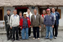 本場場長及同仁與永豐村村長及村民合影