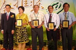 金推獎由陳主委武雄(左一)頒獎，由右而左依序為花蓮縣吉安鄉農會徐總幹事永滿、宜蘭縣羅東鎮農會黃總幹事智庸、三星地區農會林總幹事順發，榮獲優等獎表彰